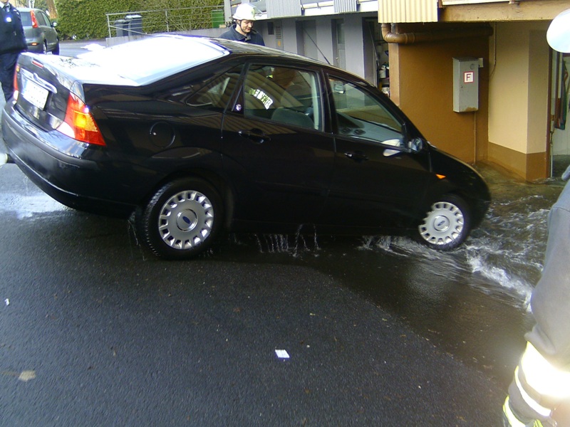 Die Feuerwehr holte die Autos aus dem Wasser