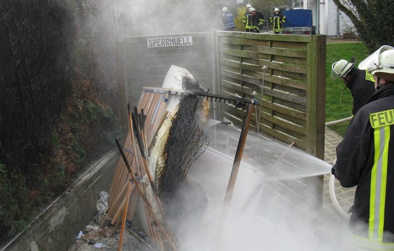 Das Feuer griff auch auf eine Hecke über