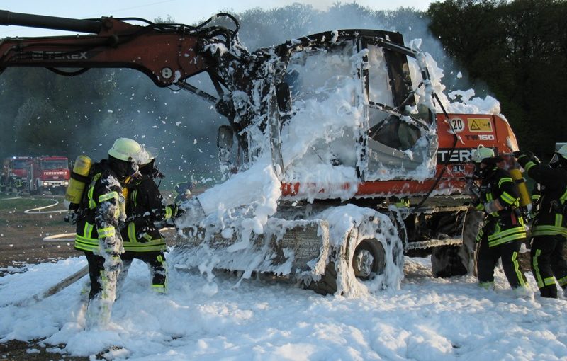 Mit Schaum löschte die Feuerwehr den Bagger