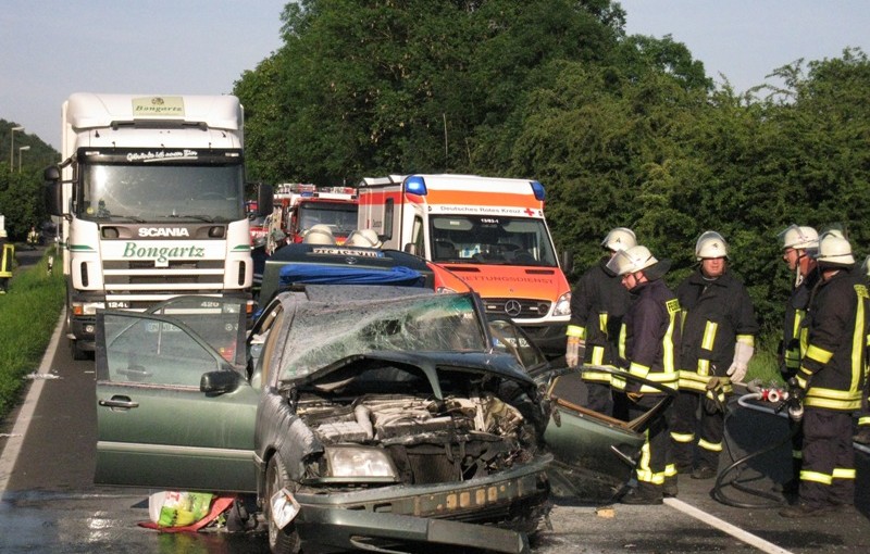 Zwei PKW stießen frontal aufeinander