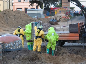 Unter Schutzanzügen wurde das Fass geborgen