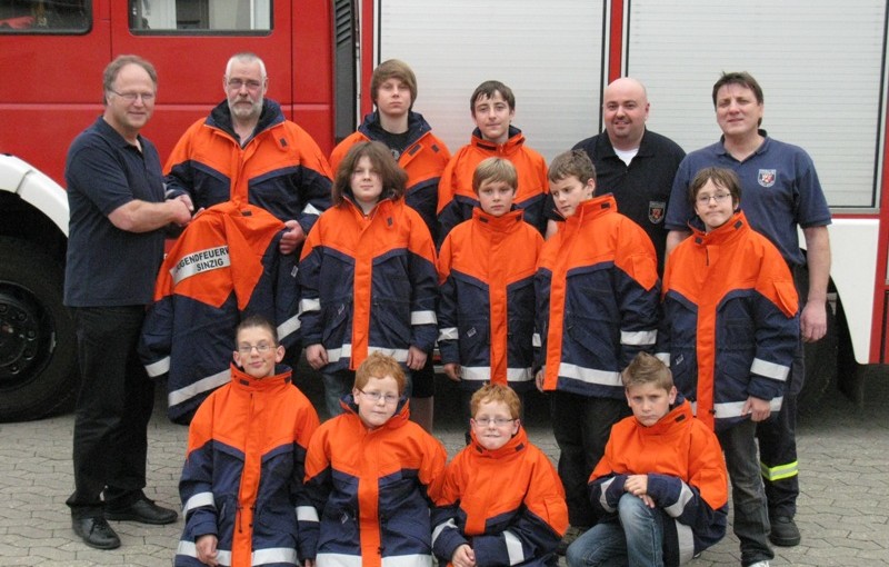 Förderverein übergibt Jacken der Jugendfeuerwehr