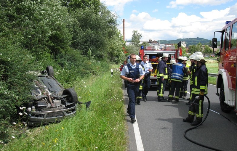 Das Auto landete auf dem Dach im Straßengraben