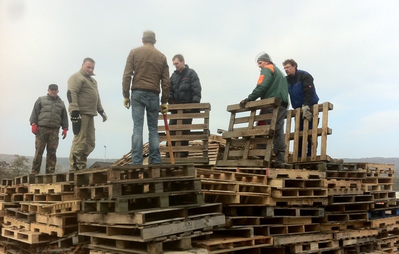 Bodendorfer Feuerwehr baut das Martinsfeuer