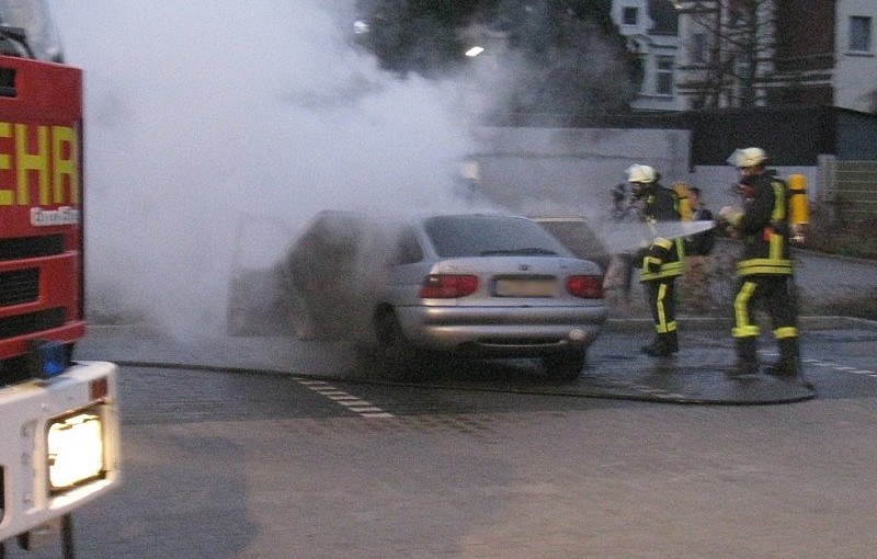 Ein Angriffstrupp löschte das Fahrzeug