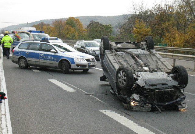 Der PKW kam auf dem Dach zum liegen
