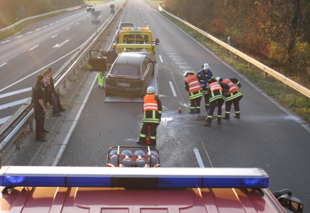 Die Feuerwehr streute die Ölspur ab
