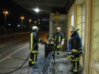 Die Feuerwehr löschte den Mülleimer am Gleis 1