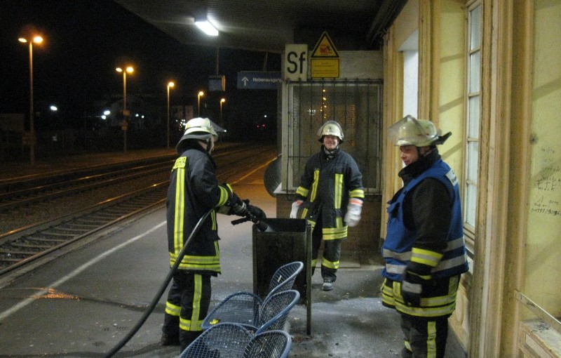 Die Feuerwehr löschte den Mülleimer am Gleis 1