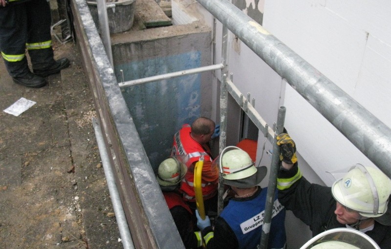 In einem engen Treppenraum lag die Person