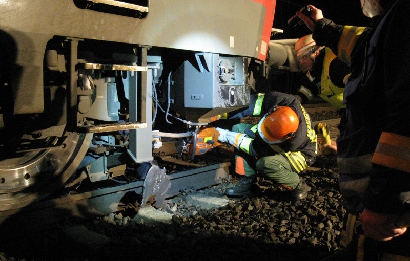 Die Mülltonne verkeilte sich unter der Lok