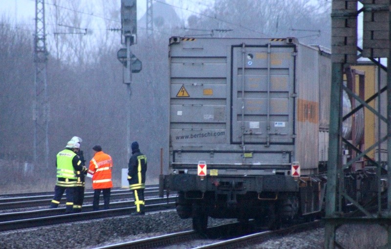 Die Einsatzkräfte kontrollierten den Waggon