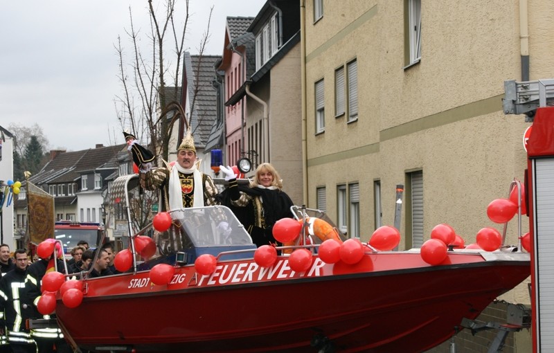 Prinzenpaar in ihrem "knallroten Gummiboot"