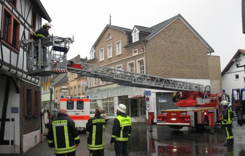 Die Rettung erfolgte mit der Drehleiter