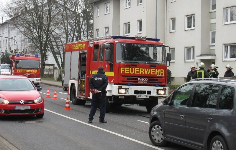 Die Feuerwehr sperrte einseitig die Straße