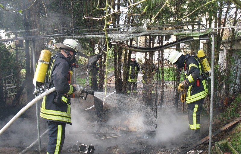 Die Feuerwehr löschte unter Atemschutz Die Feuerwehr löschte unter Atemschutz