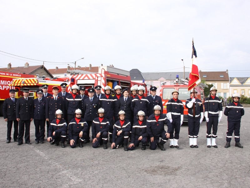 Alle Feuerwehrkameraden vor der Parade