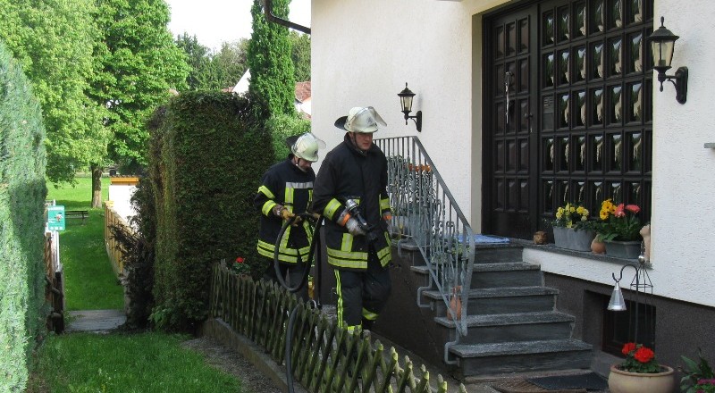 Direkt neben der Hecke stand ein Wohnhaus