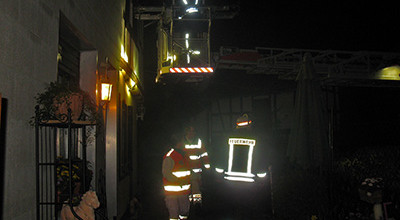 Enges Treppenhaus: Krankentransport über Drehleiter