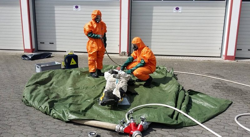 Bergung unter Atemschutz und Schutzkleidung