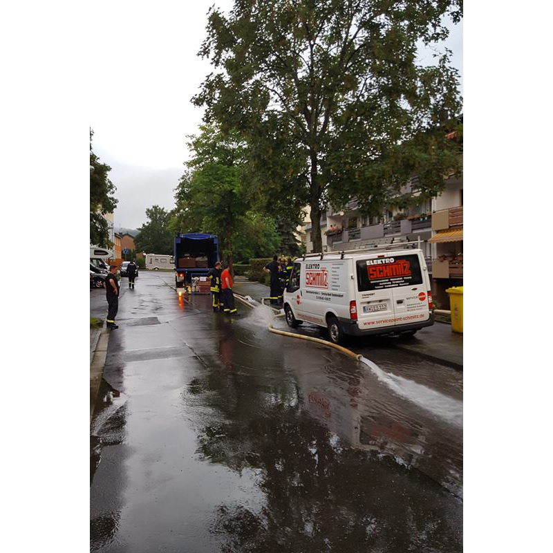 Keller wird in der Josef-Hardt-Allee ausgepumpt