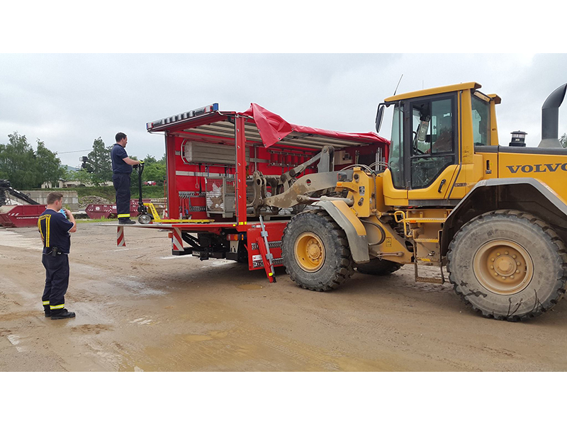 Sandsäcke werden verladen