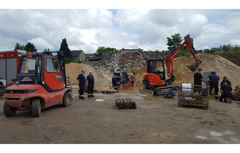 Sandsäcke werden befüllt