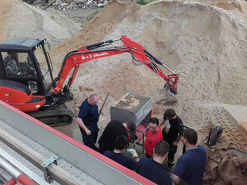 Befüllen der Füllstation mit dem Bagger