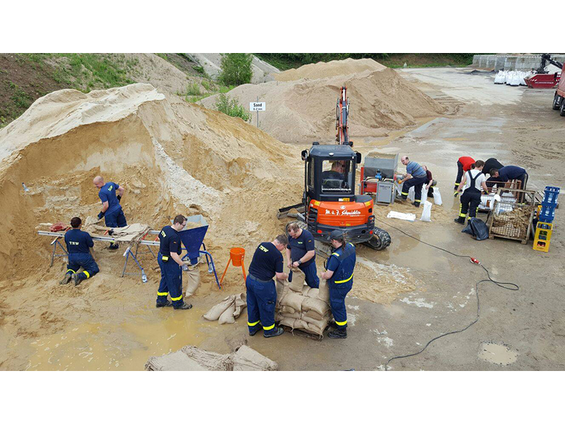 Stapeln der Säcke durch das THW