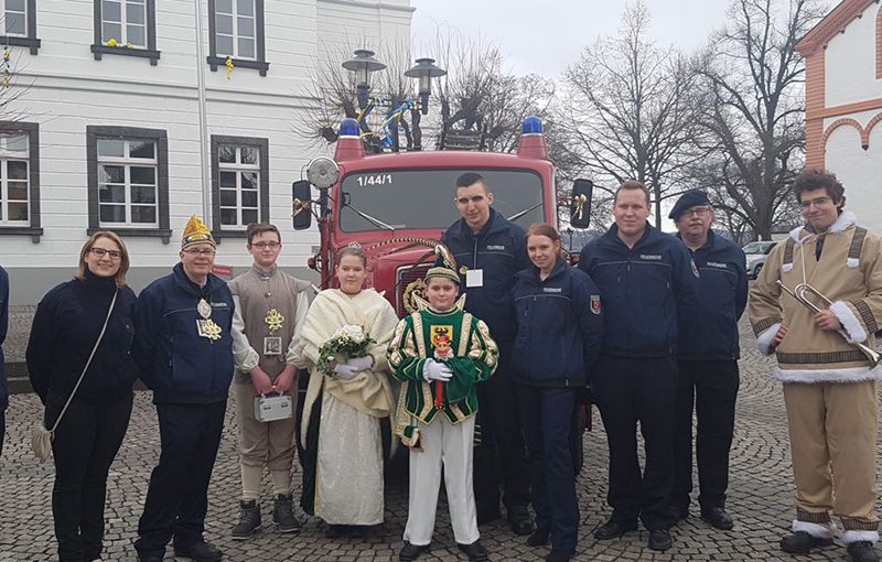 Prinz Ben I. u. Prinzessin Emily I. mit Kameraden der Feuerwehr Sinzig
