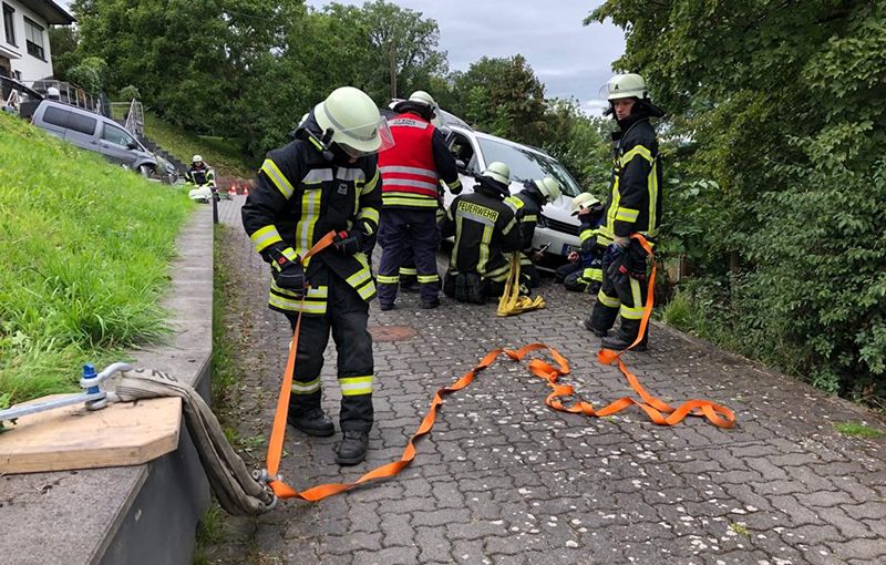 17.08.2019 - PKW droht abzustürzen