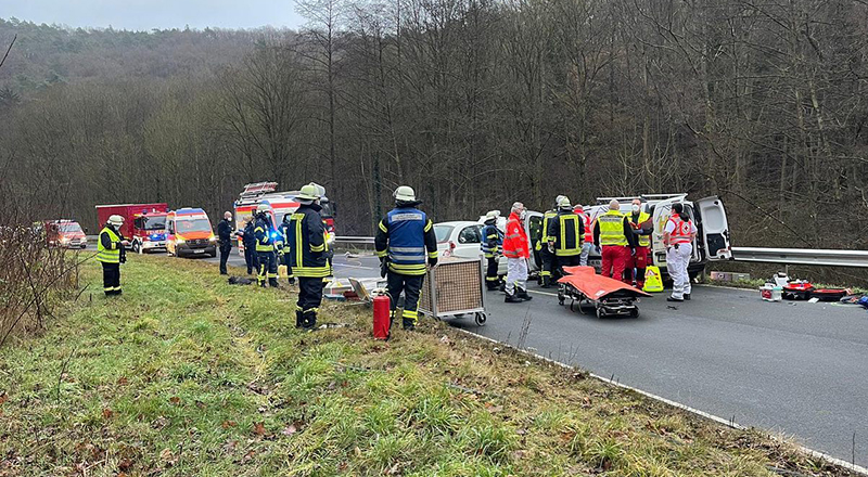 17.12.2021 - Verkehrsunfall mit eingeklemmter Person