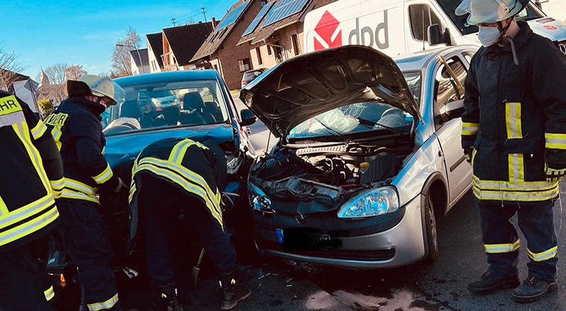 23.02.2022 - Auslaufende Betriebsmittel nach einem Verkehrsunfall